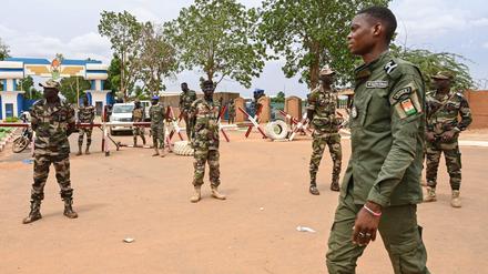 Angesichts einer möglichen militärischen Intervention durch die westafrikanische Staatengemeinschaft Ecowas hat die Junta im Niger die Streitkräfte in höchste Alarmbereitschaft versetzt (Symbolbild).