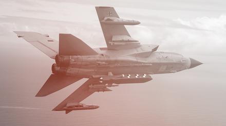 Der Übungsflug eines Kampfjets vom Typ Tornado, das hier bestückt ist mit dem Lenkflugkörper Taurus.