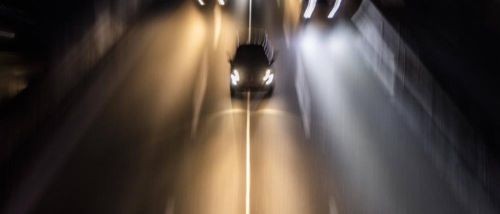 In der Nacht zu Mittwoch hat sich auf der A100 ein 15-Jähriger ein Autorennen mit der Polizei geliefert.