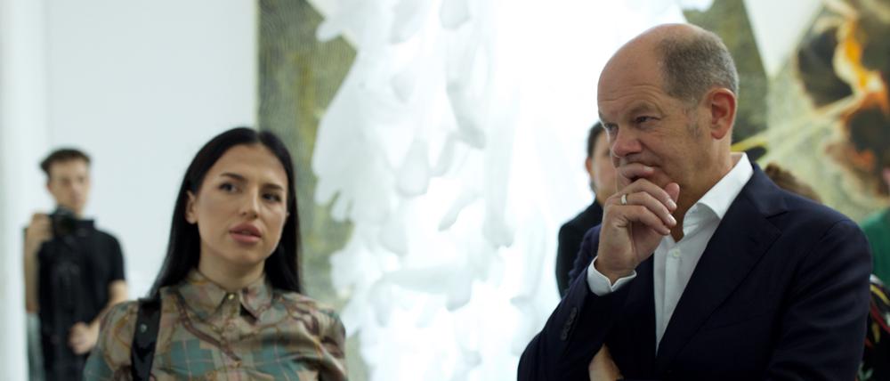 Bundeskanzler Olaf Scholz und die Künstlerin Anna Moskalets im KunstHaus Potsdam beim Besuch der Ausstellung „Lacuna“.