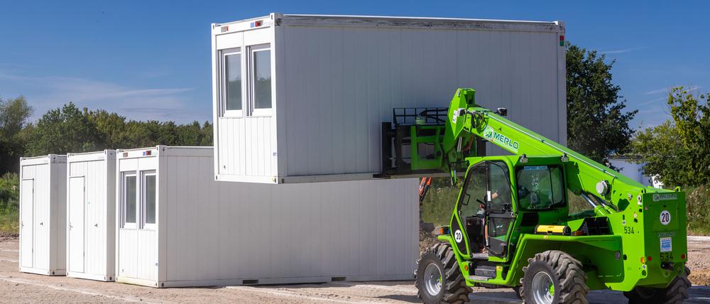 Für die umstrittene Asylbewerber-Unterkunft im 500-Einwohner-Dorf Upahl werden die ersten Container angeliefert.