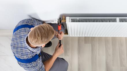 Anlagenmechaniker werden benötigt, um moderne Heizungen für die Klimawende zu installieren.