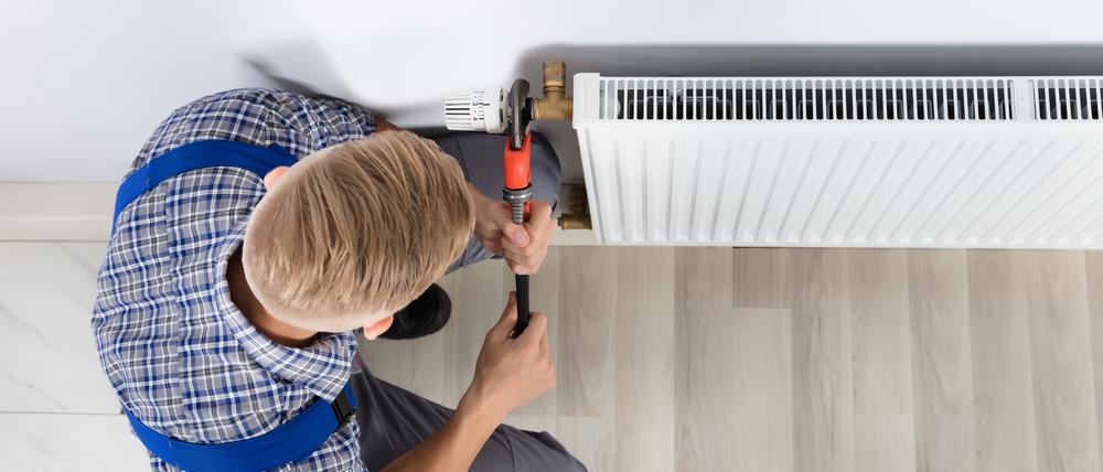 Anlagenmechaniker werden benötigt, um moderne Heizungen für die Klimawende zu installieren.