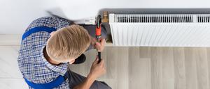 Anlagenmechaniker werden benötigt, um moderne Heizungen für die Klimawende zu installieren.