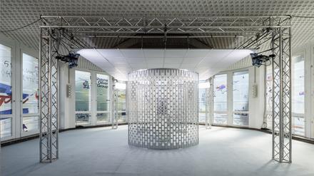 Der Kronleuchter, in der zweiten Etage des Schinkel Pavillon, wurde unter einer Einkaufszentrum-typischen Decke versteckt.