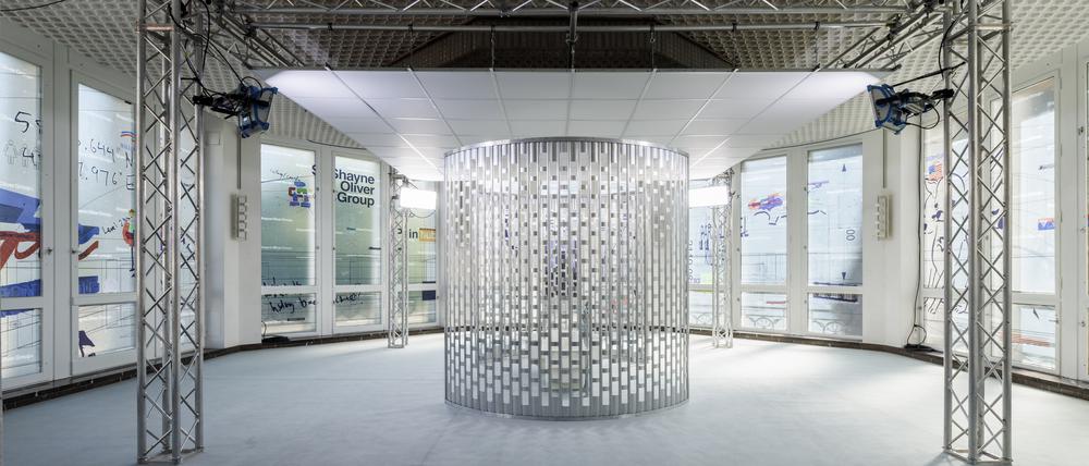 Der Kronleuchter, in der zweiten Etage des Schinkel Pavillon, wurde unter einer Einkaufszentrum-typischen Decke versteckt.