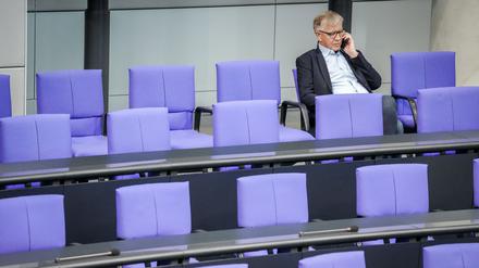 ARCHIV - 25.05.2023, Berlin: Dietmar Bartsch, Fraktionsvorsitzender der Partei Die Linke, nimmt an der Sitzung des Bundestags mit der ersten Lesung des Gesetzes zur Steigerung der Energieeffizienz teil. Linksfraktions-Chef Bartsch gibt sein Amt ab. Er werde bei der Vorstandswahl am 4. September nicht erneut kandidieren, erklärte Bartsch am Mittwoch in einem Schreiben an die Fraktion, das der Deutschen Presse-Agentur vorliegt. Foto: Kay Nietfeld/dpa +++ dpa-Bildfunk +++