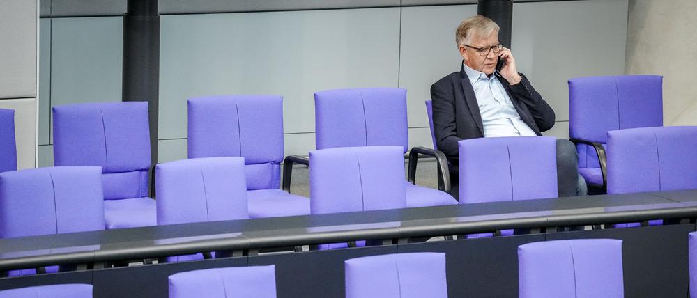 ARCHIV - 25.05.2023, Berlin: Dietmar Bartsch, Fraktionsvorsitzender der Partei Die Linke, nimmt an der Sitzung des Bundestags mit der ersten Lesung des Gesetzes zur Steigerung der Energieeffizienz teil. Linksfraktions-Chef Bartsch gibt sein Amt ab. Er werde bei der Vorstandswahl am 4. September nicht erneut kandidieren, erklärte Bartsch am Mittwoch in einem Schreiben an die Fraktion, das der Deutschen Presse-Agentur vorliegt. Foto: Kay Nietfeld/dpa +++ dpa-Bildfunk +++