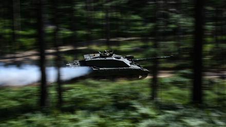 Die 82. Luftlandebrigade ist mit 14 britischen Kampfpanzern vom Typ Challenger 2 ausgestattet – doch sie bewegen sich unentdeckt an die Front (Symbolbild).