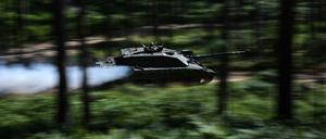 Die 82. Luftlandebrigade ist mit 14 britischen Kampfpanzern vom Typ Challenger 2 ausgestattet – doch sie bewegen sich unentdeckt an die Front (Symbolbild).