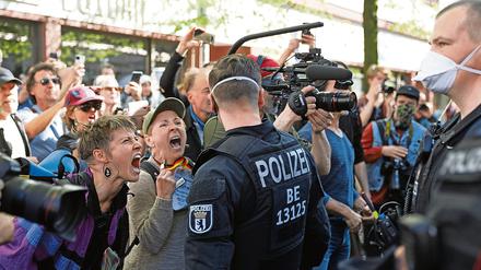 Preisgekrönte Aufnahme. Das ikonische Bild der „Querdenker“-Demo am Rosa-Luxemburg-Platz, fotografiert von Christian Mang im April 2020.