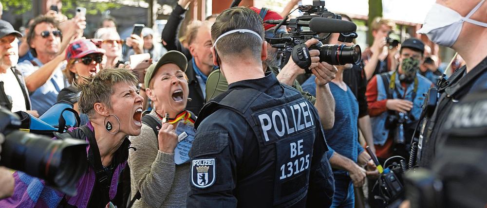 Preisgekrönte Aufnahme. Das ikonische Bild der „Querdenker“-Demo am Rosa-Luxemburg-Platz, fotografiert von Christian Mang im April 2020.