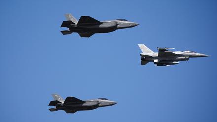 U.S Air Force F-35- und polnische F-16 Jets bei einer Übung.