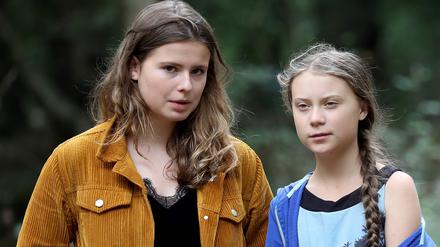 Die Klimaschutzaktivistinnen Luisa Neubauer (l) und Greta Thunberg 2019 im  Hambacher Forst. 