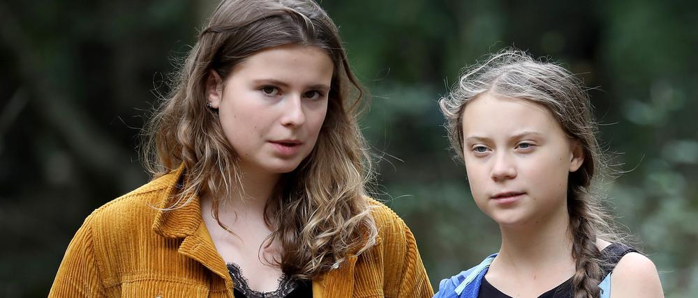 Die Klimaschutzaktivistinnen Luisa Neubauer (l) und Greta Thunberg 2019 im Hambacher Forst.