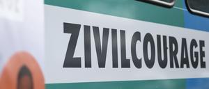 Eine Straßenbahn ist mit der Aufschrift «Zivilcourage» der Kampagne «Tu was» beklebt. Mit der Kampagne will die Polizei für Zivilcourage werben. +++ dpa-Bildfunk +++