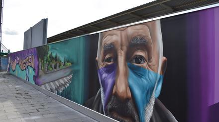 Lichtenberger Register. BU: Das neue Wandbild am S-Bahnhof Lichtenberghttps://www.nd-aktuell.de/artikel/1174870.rechte-gewalt-eugenio-botnari-platz-grafitti-erinnert-an-opfer-rechter-gewalt.html