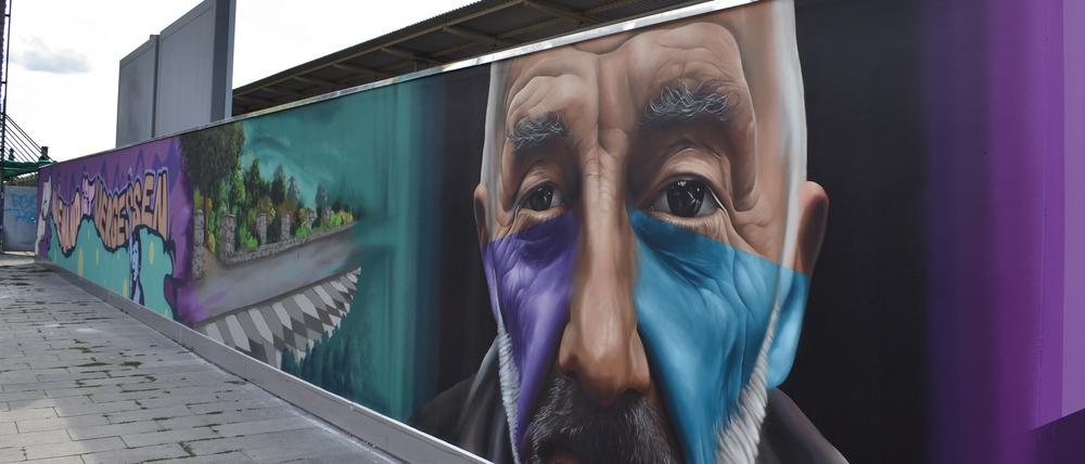 Lichtenberger Register. BU: Das neue Wandbild am S-Bahnhof Lichtenberghttps://www.nd-aktuell.de/artikel/1174870.rechte-gewalt-eugenio-botnari-platz-grafitti-erinnert-an-opfer-rechter-gewalt.html