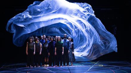 In Anne Teresa De Keersmaekers Inszenierung „EXIT ABOVE after the tempest“ lässt der Sturm auf sich warten. 