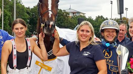 Jochen Holzschuh (re.) rechnet sich mit seiner Stute IT Security gute Chancen auf den Titel im Derby aus.