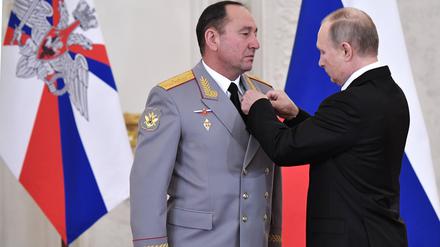 Russlands Präsident Wladimir Putin verleiht Gennadi Zhidko eine Auszeichnung.