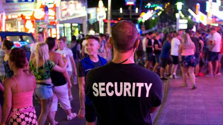 Ein Sicherheitsmann beaufsichtigt die Punta Ballena Straße in der Magaluf-Zone in Palma de Majorca.