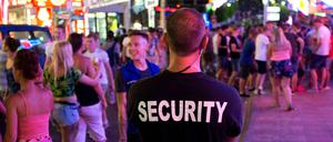 Ein Sicherheitsmann beaufsichtigt die Punta Ballena Straße in der Magaluf-Zone in Palma de Majorca.