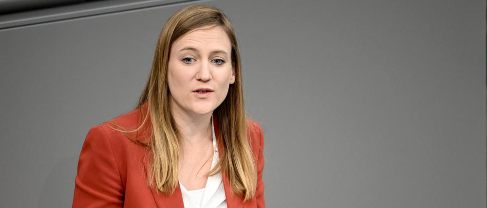 Carmen Wegge (SPD) spricht im Plenarsaal des Bundestags (Symbolbild).