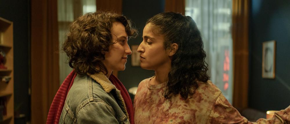 Queeres Leben im deutschen Fernsehen: Banafshe Hourmazdi (rechts) spielt die lesbische Hanna.
