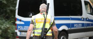 News Bilder des Tages Kleinmachnow bei Berlin, Brandenburg, Deutschland, 21.07.2023: Polizei sucht nach einem verd√§chtigen Tier, mutma√ülich einer freilaufenden L√∂win in einem Waldgebiet zwischen Kleinmachnow und Zehlendorf Der Gemeindej√§ger ist vor Ort *** Kleinmachnow near Berlin, Brandenburg, Germany, 21 07 2023 Police are searching for a suspicious animal, suspected to be a free-roaming lioness in a wooded area between Kleinmachnow and Zehlendorf The community hunter is on the scene Copyright: xdtsxNachrichtenagenturx dts_20728 LWJGD23