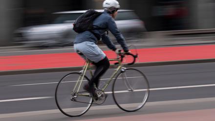 ARCHIV - 22.03.2019, Berlin: Ein Fahrradfahrer mit Helm fährt über einen Radweg an der Straße. Der Verein Changing Cities hat Berlins Verkehrssenatorin Schreiner vorgeworfen, ihre Radverkehrspolitik sei nicht seriös finanziert. (zu dpa: «Deutliche Kritik an Haushaltsplanungen für Berlins Verkehrsprojekte») Foto: Monika Skolimowska/dpa-Zentralbild/dpa +++ dpa-Bildfunk +++