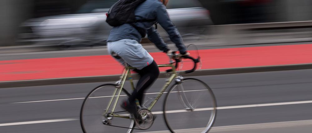 ARCHIV - 22.03.2019, Berlin: Ein Fahrradfahrer mit Helm fährt über einen Radweg an der Straße. Der Verein Changing Cities hat Berlins Verkehrssenatorin Schreiner vorgeworfen, ihre Radverkehrspolitik sei nicht seriös finanziert. (zu dpa: «Deutliche Kritik an Haushaltsplanungen für Berlins Verkehrsprojekte») Foto: Monika Skolimowska/dpa-Zentralbild/dpa +++ dpa-Bildfunk +++