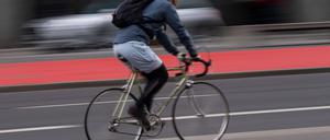 ARCHIV - 22.03.2019, Berlin: Ein Fahrradfahrer mit Helm fährt über einen Radweg an der Straße. Der Verein Changing Cities hat Berlins Verkehrssenatorin Schreiner vorgeworfen, ihre Radverkehrspolitik sei nicht seriös finanziert. (zu dpa: «Deutliche Kritik an Haushaltsplanungen für Berlins Verkehrsprojekte») Foto: Monika Skolimowska/dpa-Zentralbild/dpa +++ dpa-Bildfunk +++