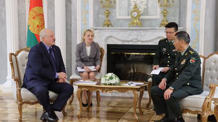 Alexander Lukaschenko spricht mit Li Shangfu.