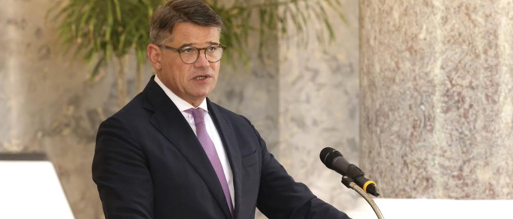 Boris Rhein beim Festakt zur Verleihung der Hessischen Pflegemedaille im Schloss Biebrich am 13.07.2023.