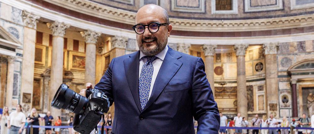 Der Mann an der (Foto-)Kamera im Pantheon in Rom ist Gennaro Sangiuliano, seit Oktober 2022 Italiens Kulturminister.