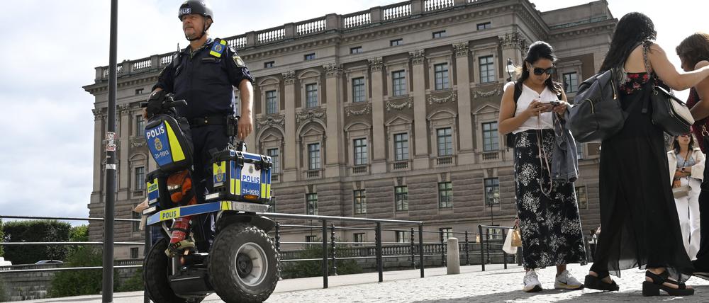 Ein Polizist auf einem Segway patrouilliert vor dem schwedischen Parlament Riksdagen.