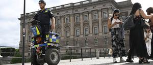 Ein Polizist auf einem Segway patrouilliert vor dem schwedischen Parlament Riksdagen. 