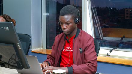 Allgemeinmediziner Arthur Atyamu arbeitete früher in einer Privatklinik in Kampala. Es war das Potenzial der Telemedizin, das ihn reizte: mehr Menschen helfen zu können. 