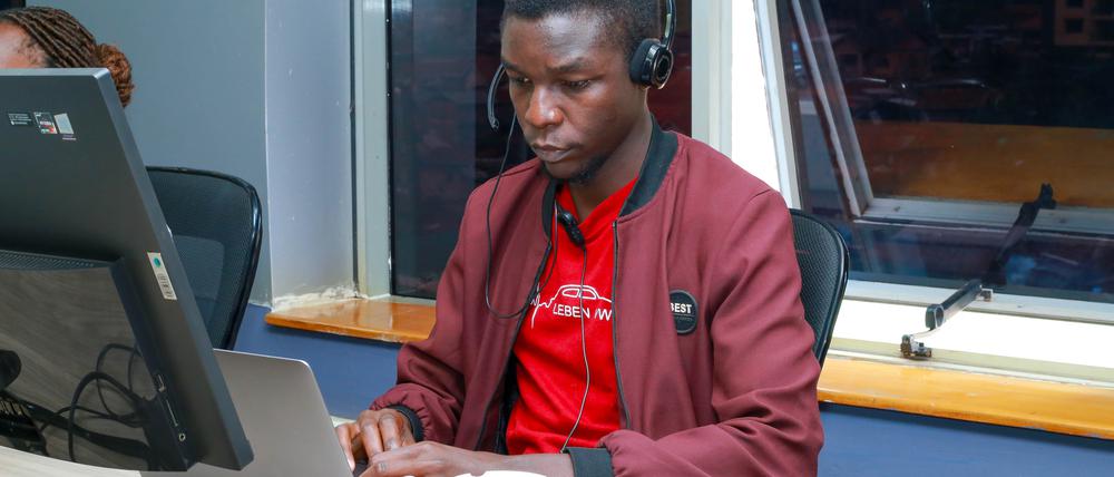 Allgemeinmediziner Arthur Atyamu arbeitete früher in einer Privatklinik in Kampala. Es war das Potenzial der Telemedizin, das ihn reizte: mehr Menschen helfen zu können.