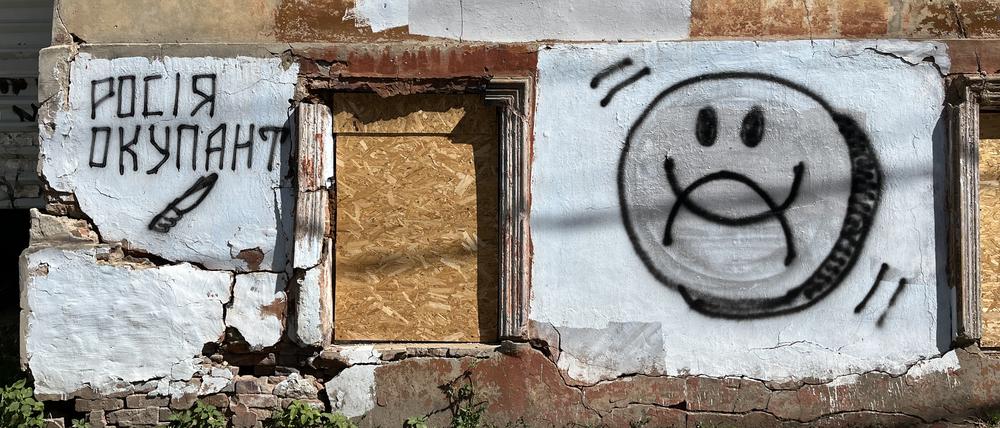 Straßenbild aus Charkiw: Verbarrikadierte Fenster werden zum Ausdruck des Protests. 