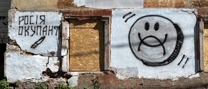 Straßenbild aus Charkiw: Verbarrikadierte Fenster werden zum Ausdruck des Protests.