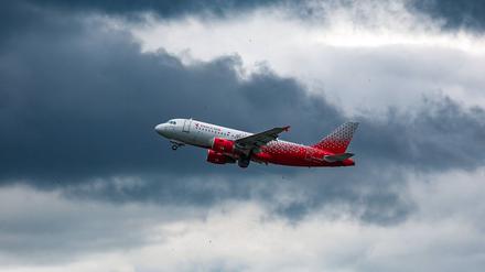 Ein Airbus A319-111 der Rossija Airlines hebt vom Flughafen Pulkowo ab (Symbolbild).