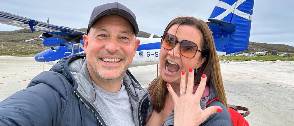 Strahlend zeigt Bridget Byrne den Verlobungsring von Stephen McCann nach der Landung auf der schottischen Insel.