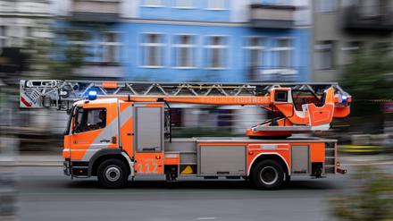 Drehleiter der Berliner Feuerwehr verlässt die Feuerwache, Symbolbild