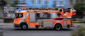 Drehleiter der Berliner Feuerwehr verlässt die Feuerwache Prenzlauer Berg. (Symbolbild)