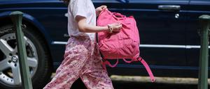 Für den Schulstart sollten Kinder einen Rucksack bekommen, der rückenschonend ist, doch gute Modelle sind teuer. 