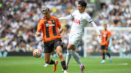 Schachtar Donezk mit Stav Lemkin (l., hier in einem Testspiel gegen die Tottenham Hotspur) reist für die Champions League nach Deutschland.