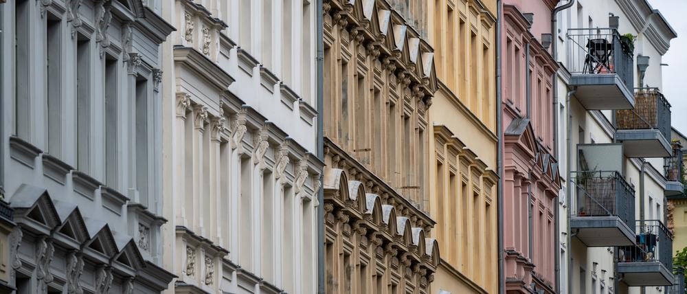 Blick auf sanierte Fassaden der Altbauwohnungen im Berliner Bezirk Prenzlauer Berg.