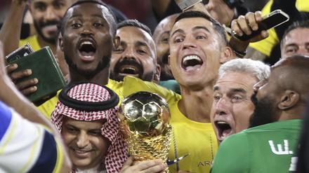 Cristiano Ronaldo von Al Nassr und seine Mannschaftskameraden feiern ihren Titelgewinn.